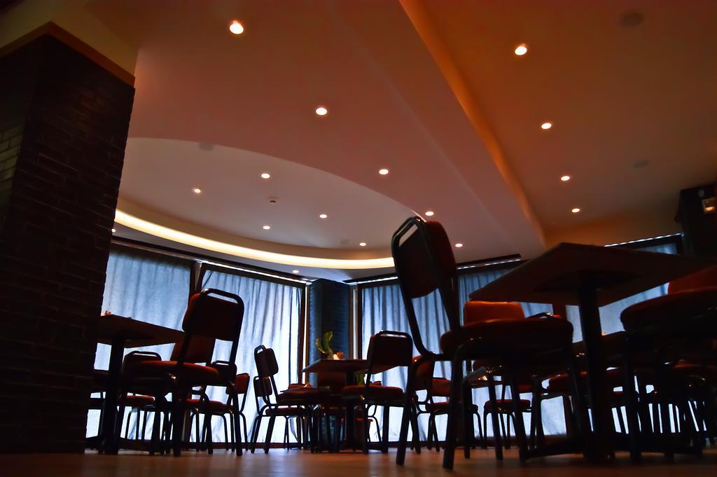 Adonis City Hotel Patras Bagian luar foto