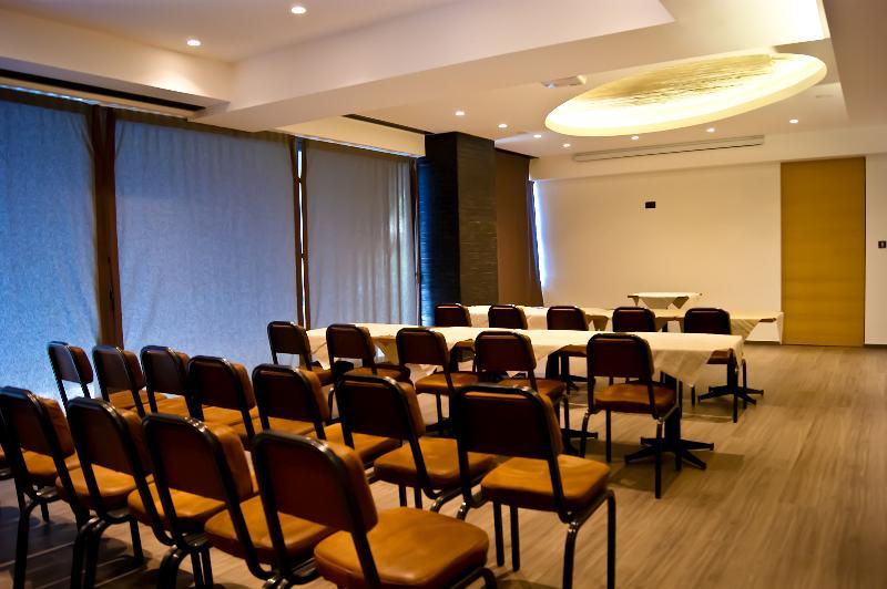 Adonis City Hotel Patras Bagian luar foto